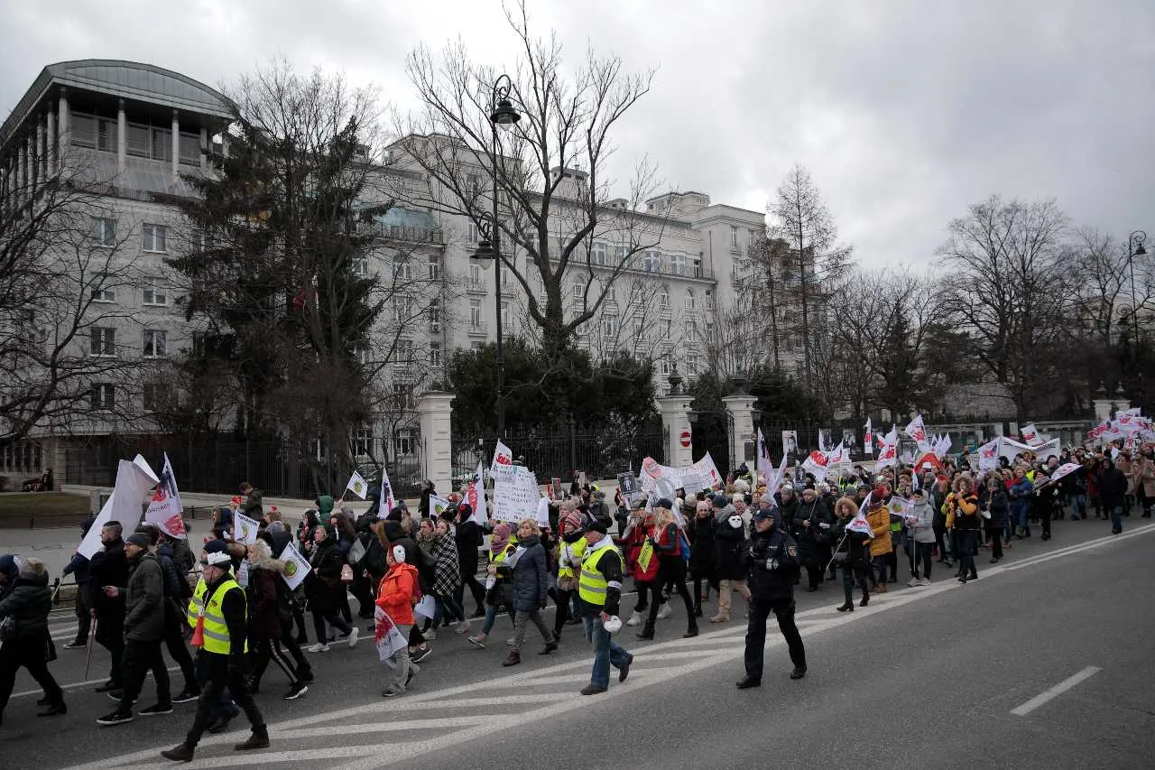 Warszawa: pracownicy sądów i prokuratur rozpoczęli "czerwony marsz"