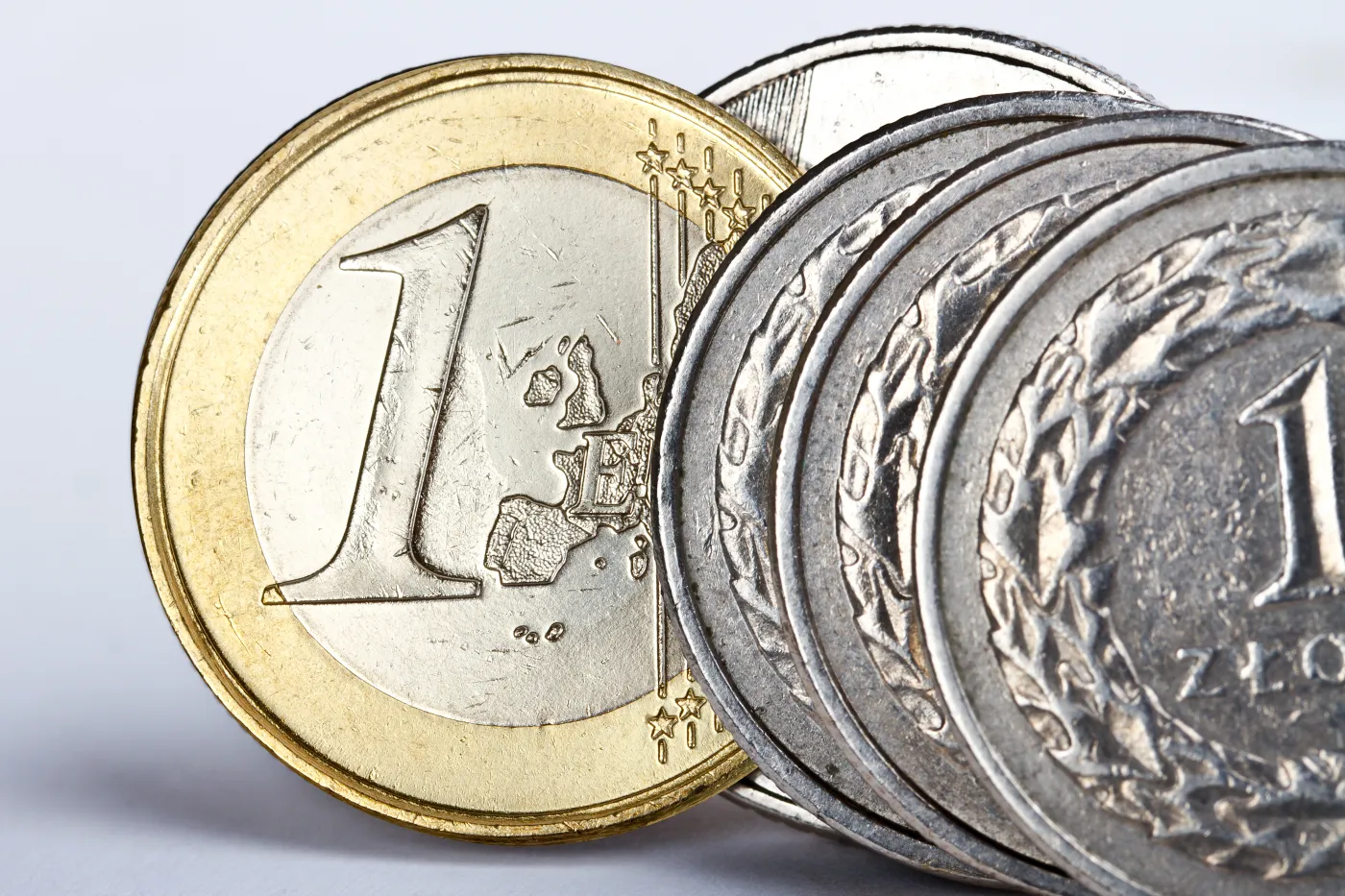 Złoty w piątek po południu zyskał względem głównych walut