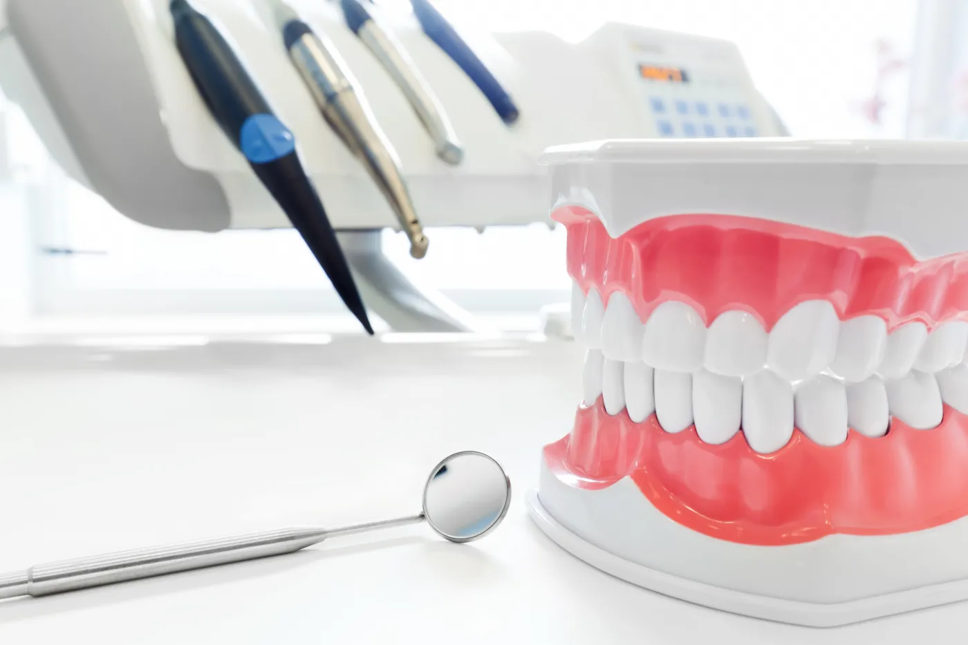 Dentysta na NFZ. Za co pacjent nie musi płacić? [LISTA BEZPŁATNYCH ŚWIADCZEŃ]