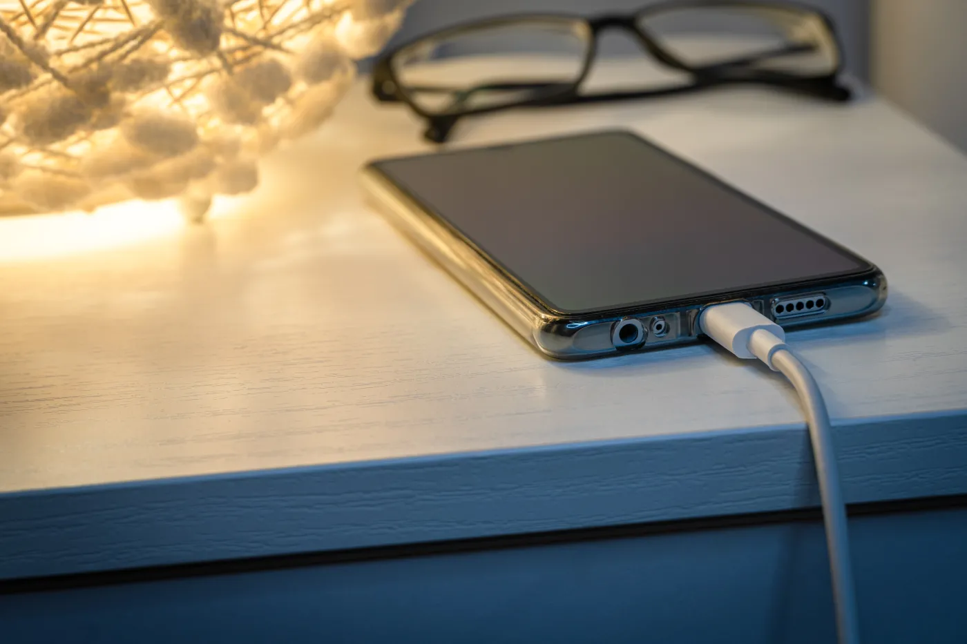 Ta jedna czynność skraca działanie baterii w telefonie. Robi tak większość osób