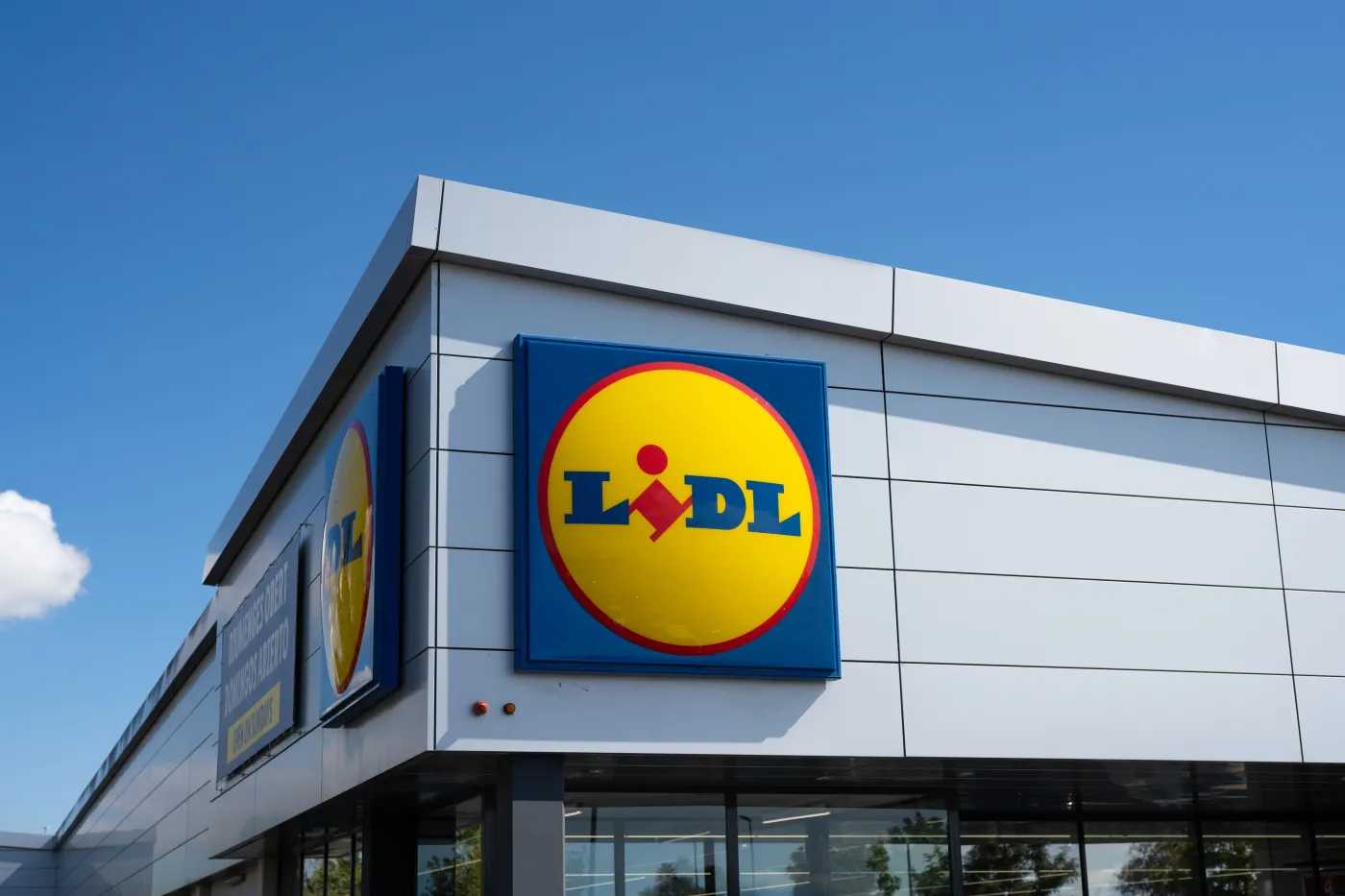 Lidl Market Tarragona,,Spain,-,October,04,,2022:,Lidl,Is,A,German