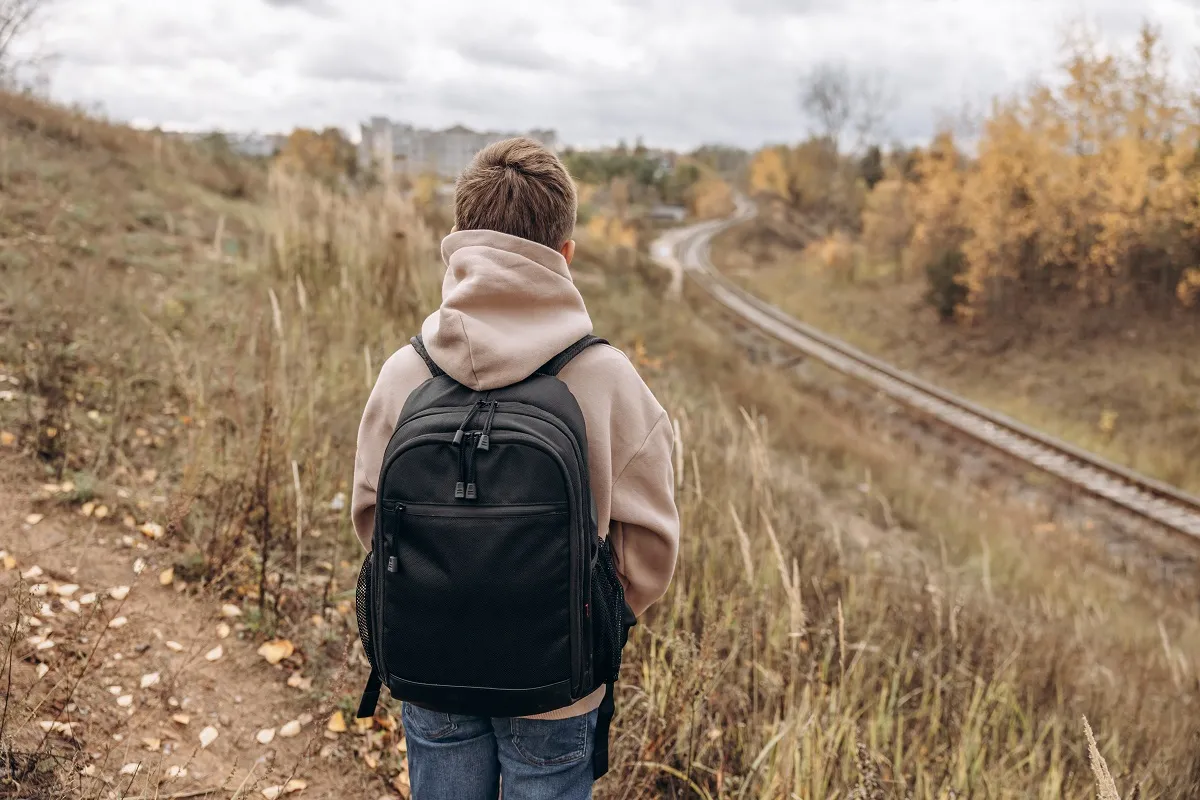 chłopiec linia kolejnowa tory kolejowe torowisko kolej depresja kryzys psychiczny myśli samobójcze próba samobójcza podróż pociągiem pociąg marzenia optymizm transport komunikacja infrastruktura