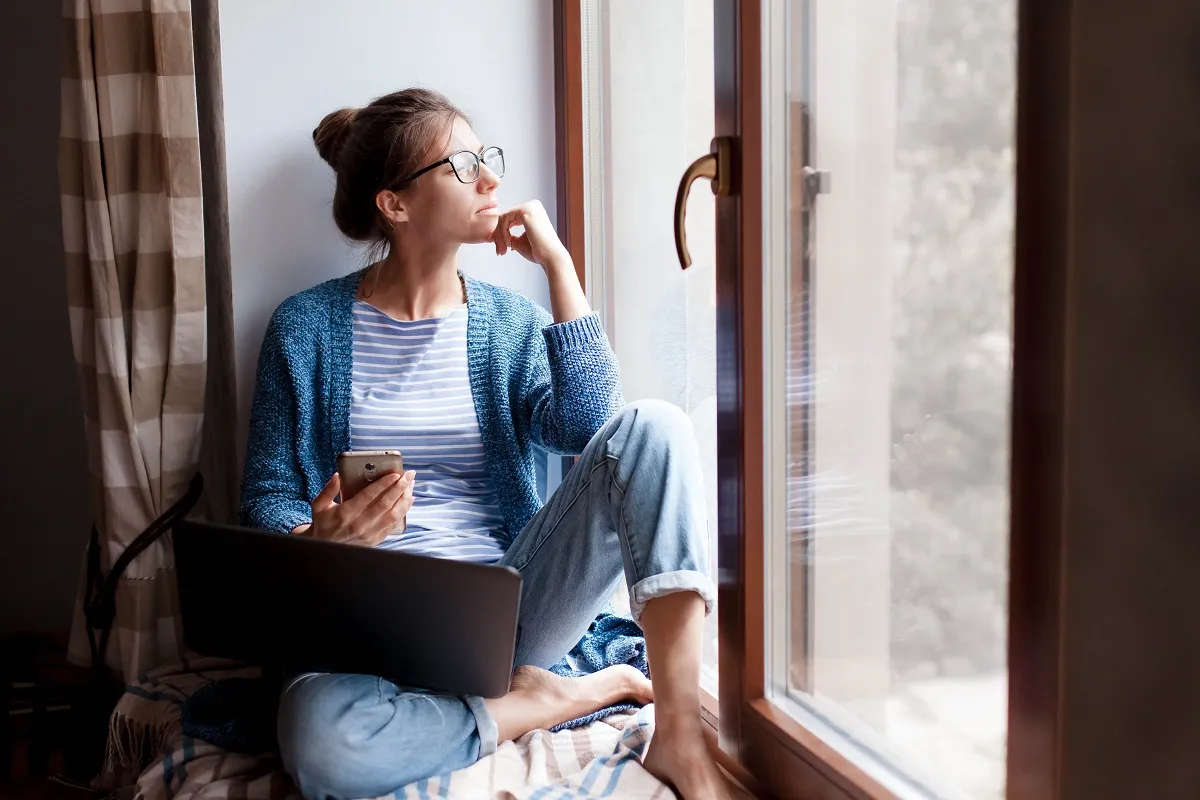 telepraca praca zdalna parapet okulary laptop praca wykonywanie świadczenie pracy okno