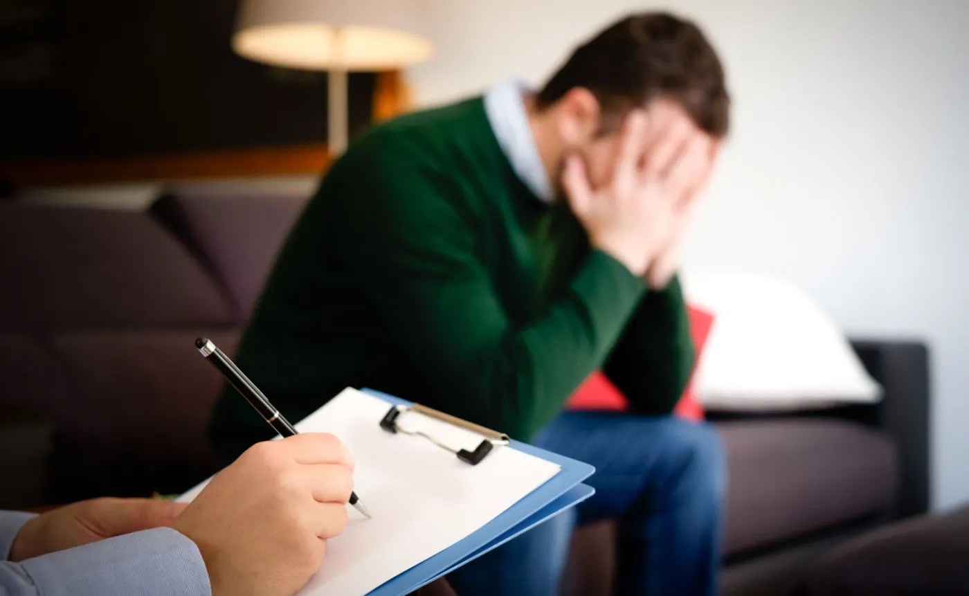Załamany mężczyzna. Wizyta u psychiatry