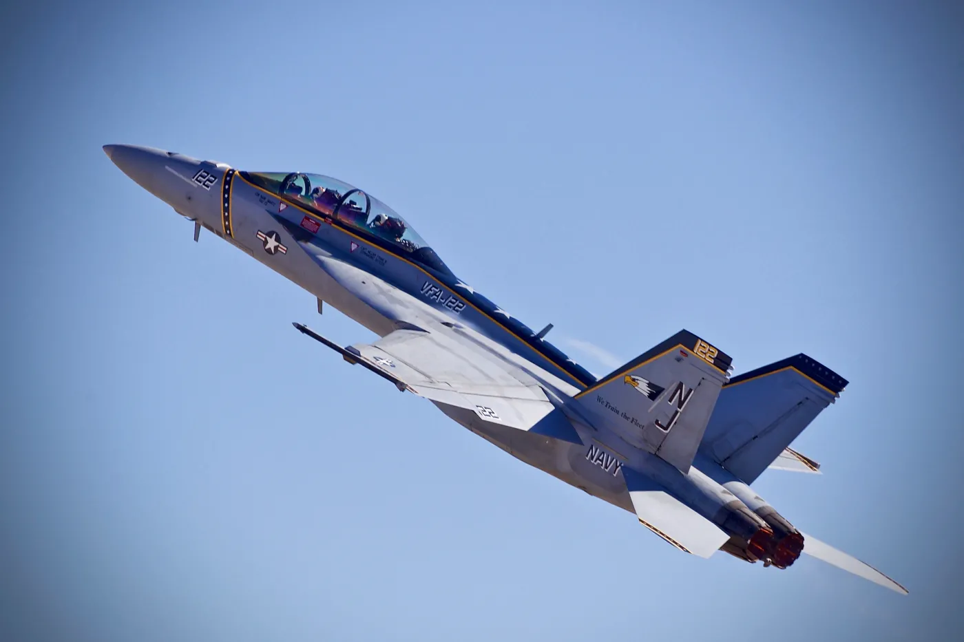 70 milionów dolarów utopionych w morzu. F-18 spadł z lotniskowca po ostrzale Hutich