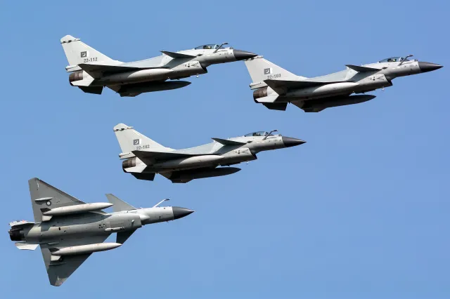 Chińskie rakiety strącają francuskie myśliwce! Rafale zestrzelone.