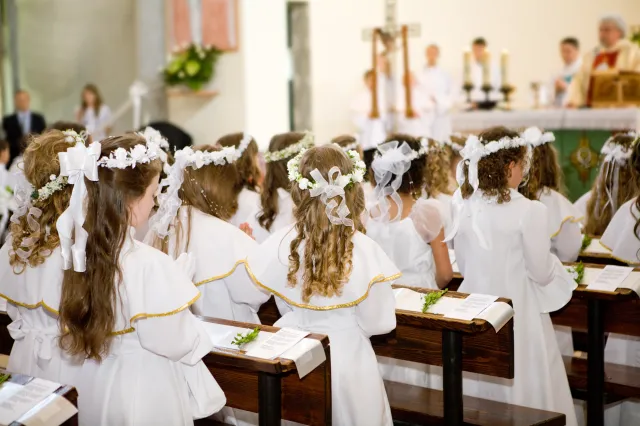 Czy w czasie zwolnienia można iść na Komunię dziecka? ZUS może ci zabrać zasiłek. Co wolno, a czego trzeba unikać na L4?