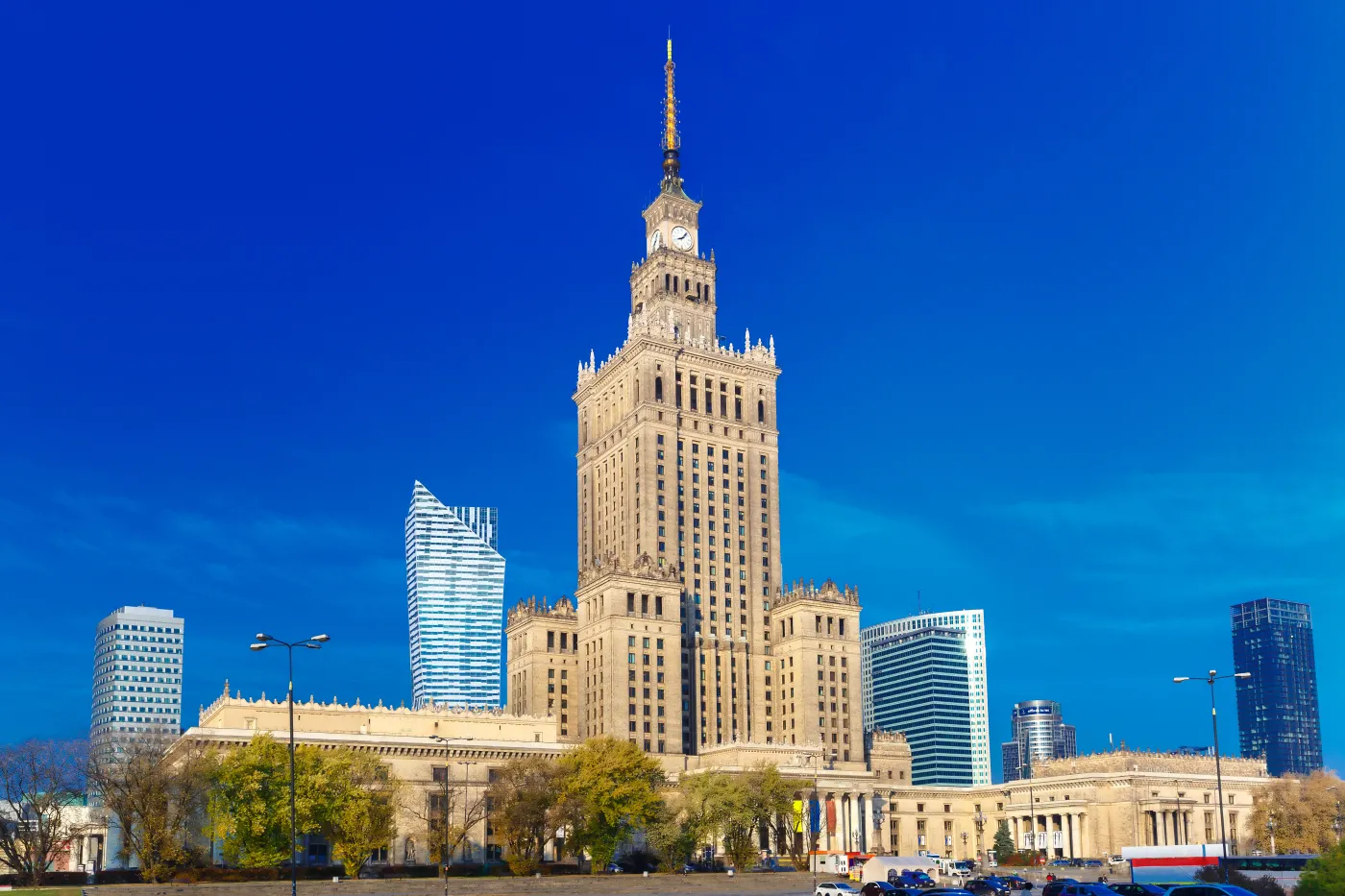 Marsze Trzaskowskiego i Nawrockiego w centrum Warszawy. Które ulice będą zamknięte i jak zmieni się rozkład komunikacji miejskiej?