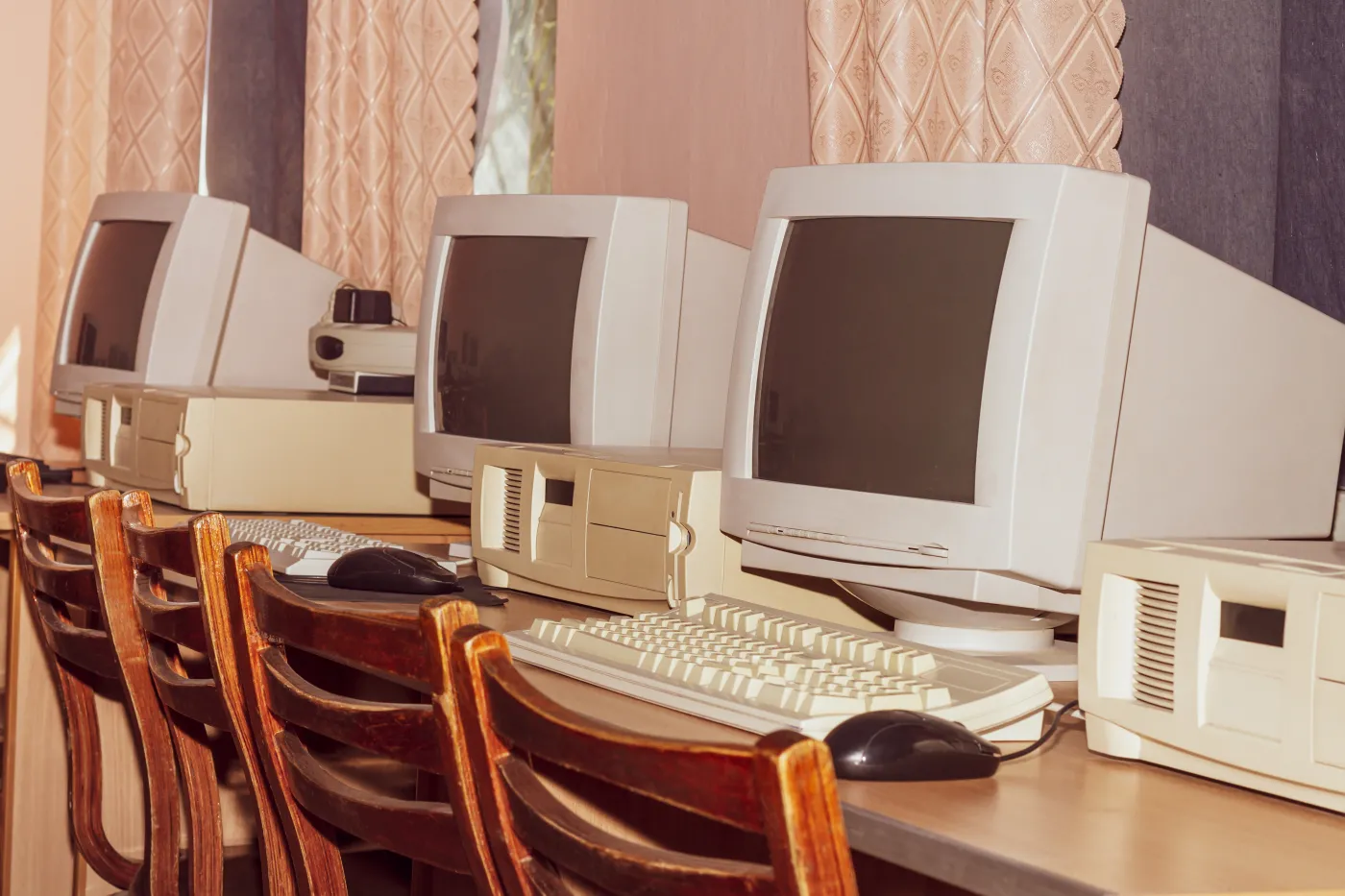 Wielkie monitory, kasety VHS, tamagotchi… Pamiętasz te przedmioty sprzed lat? [GALERIA]