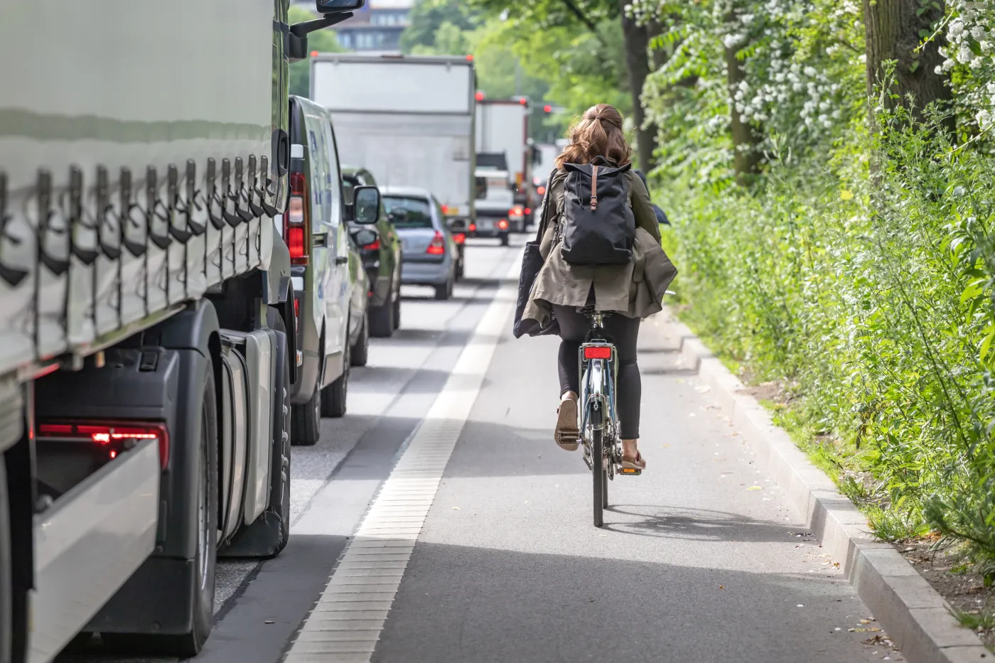 Rowerzystka na ścieżce rowerowej 