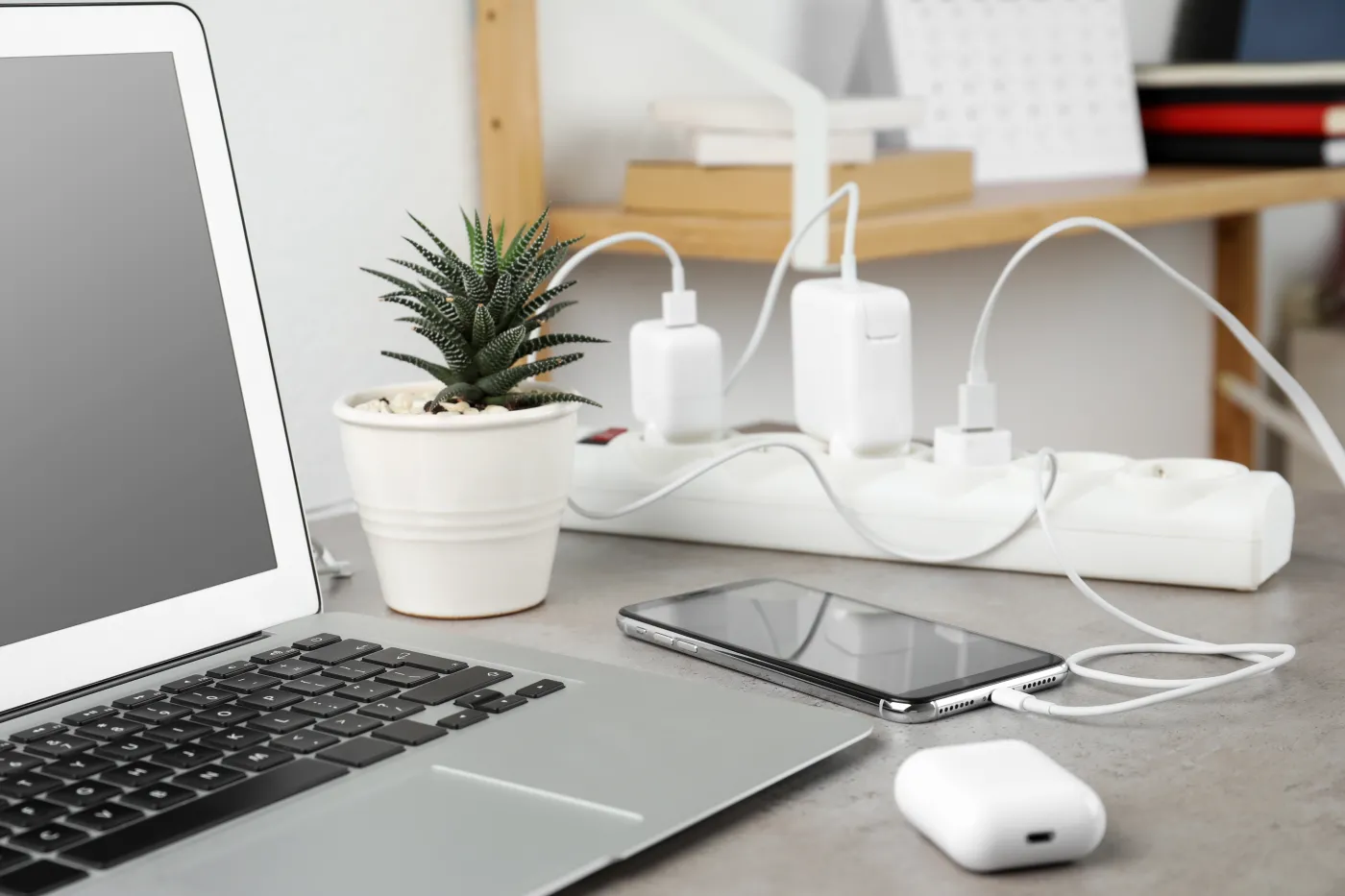 Ładowarka telefon smartfon kable laptop komputer listwa Smartphone,Charging,With,Cable,On,Light,Stone,Table