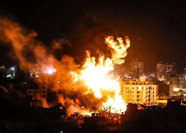 Izraelskie lotnictwo zbombardowało dom przywódcy Hamasu. Strefa Gazy została odcięta od prądu