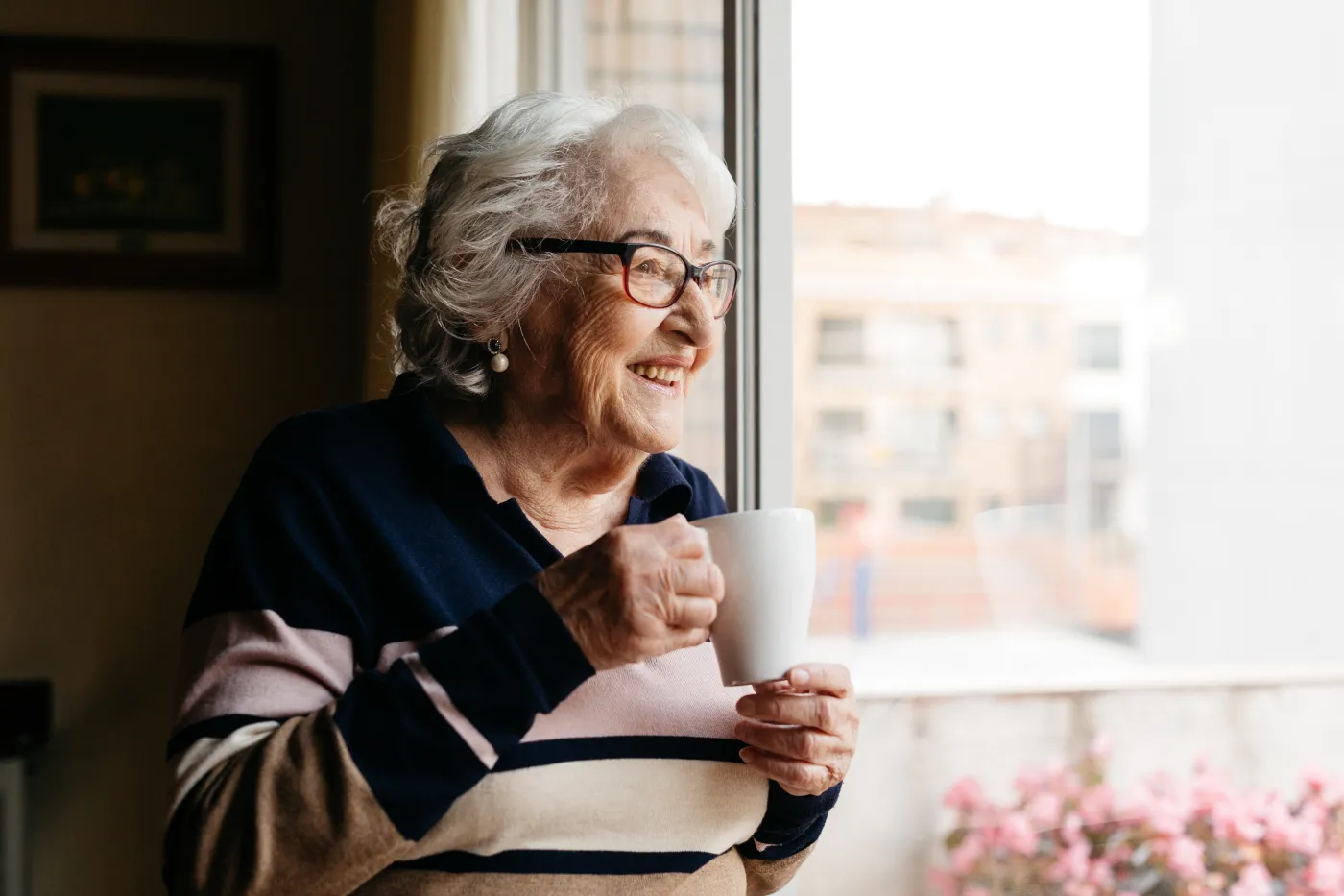 seniorka kobieta w oknie