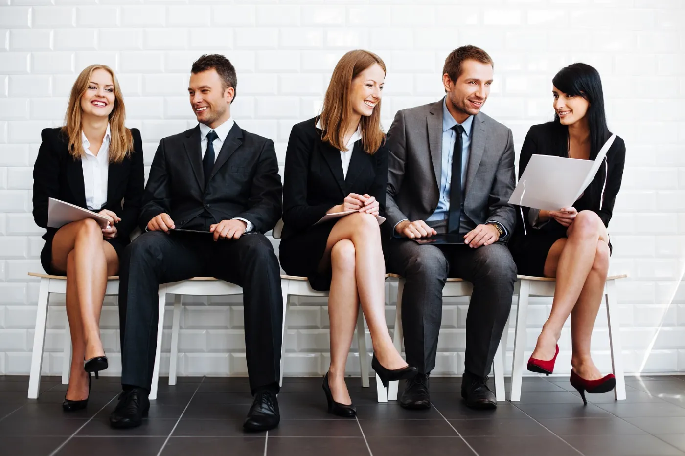 rozmowa kwalifikacyjna rozmowa w sprawie pracy job interview czekając czekanie oczekiwanie rekrutacja kandydaci kandydatki nabór