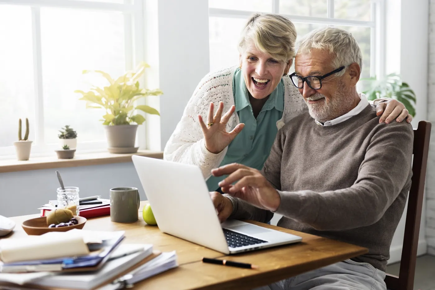 Internet coraz ważniejszy dla osób starszych, zwłaszcza w bankowości. Co seniorzy cenią najbardziej?