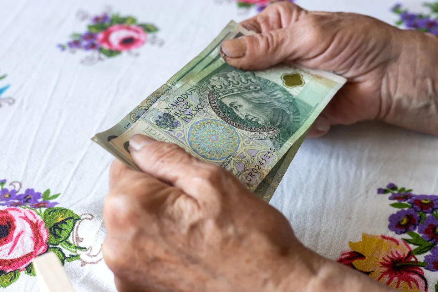 Ryczałt energetyczny dla emeryta. Seniorzy mogą dostać prawie 300 zł, ale muszą złożyć wniosek