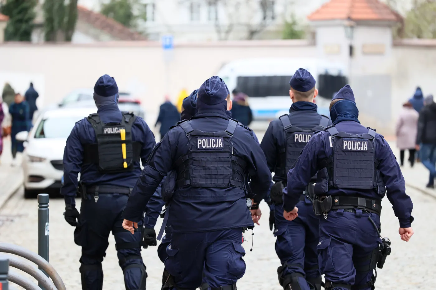 Podstawowa pensja policjanta zaczyna się od 6 tys. zł, ale wakaty cały czas są. Od 1 stycznia do służby przyjęto ponad 2 tys. nowych funkcjonariuszy