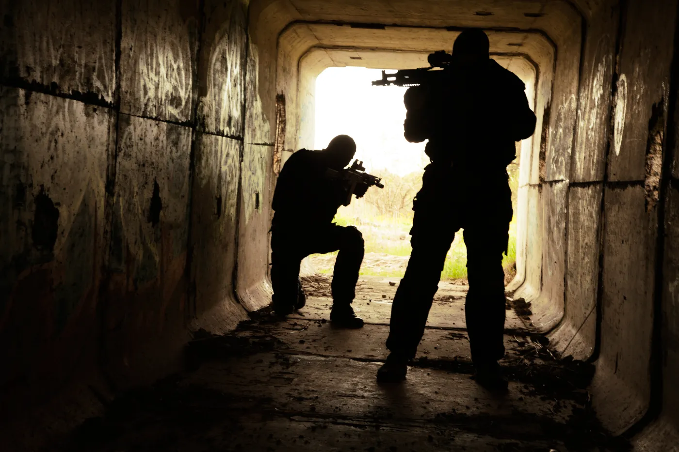 Silhouette,Of,Special,Forces,Operators,With,Weapons,In,The,Tunnel