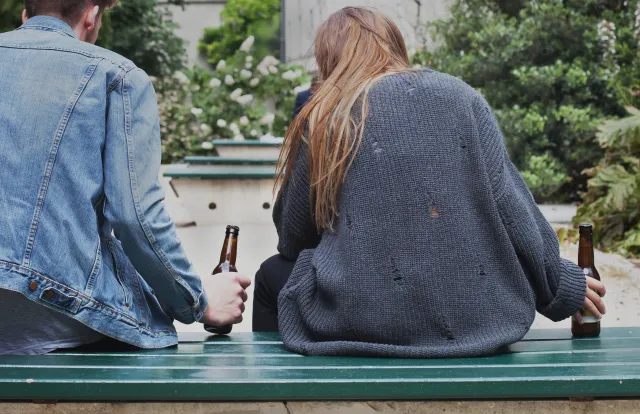 Będą strefy bez alkoholu! MZ zapowiada rewolucję w sprzedaży trunków.
