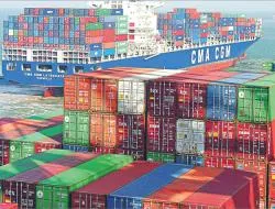 Port w Szanghaju jest jednym z największych na świecie. Miasto nazywane jest często ekonomiczną stolicą Chin