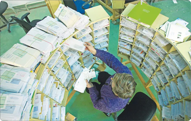Jedna pani w okienku ślini znaczek, druga nakleja, a trzecia wysyła list – żartowano z organizacji pracy w urzędach. Poczta chce ograniczyć zatrudnienie, rozbudowując sieć agencji prowadzonych na zasadzie franczyzy
