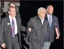 Dominik Strauss-Kahn (drugi z prawej) wyprowadzany z posterunku policji w Nowym Jorku
