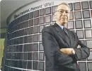 Irwin Jacobs zaczynał jako akademicki naukowiec, a stał się szefem jednej z najbardziej innowacyjnych firm technologicznych świata. Na zdjęciu stoi przed ścianą z patentami Qualcommu