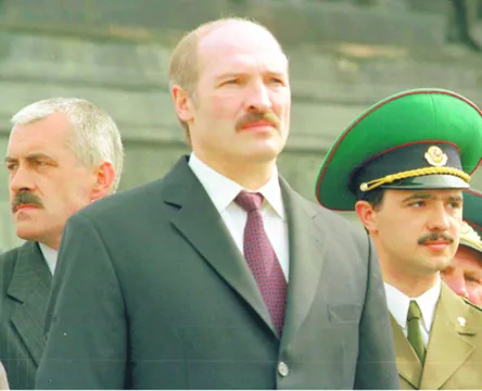 Prezydent Łukaszenka i jego syn Wiktar (po prawej) dbają, by pieniądze z ich interesów nie wyciekały do oligarchów