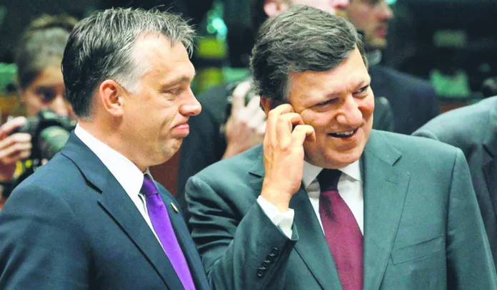 Jeśli rząd Viktora Orbana (po lewej) nie przygotuje na kolejny rok budżetu, który umożliwiłby zbicie deficytu poniżej 3 proc. PKB, KE kierowana przez Jose Barroso odbierze mu pieniądze