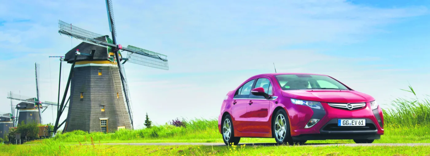 Opel Ampera na motorze elektrycznym może przejechać około 50 km. Gdy energia w bateriach się kończy, uruchamia się tradycyjny silnik spalinowy wydłużający zasięg do 500 km