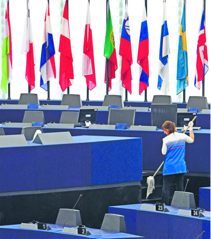 Eurokraci będą musieli w końcu zacisnąć pasa. Do tej pory zacięcie bronili swoich przywilejów, dzięki którym wyżsi rangą urzędnicy zarabiają miesięcznie 18 tys. euro, sekretarki 5 tys. euro, a personel pomocniczy nawet 3,6 tys. euro