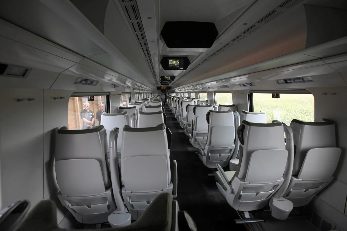 1462873-wnetrze-pociagu-pendolino.jpg