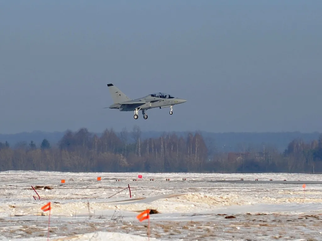 1688840-samolot-szkoleniowy-m-346.jpg