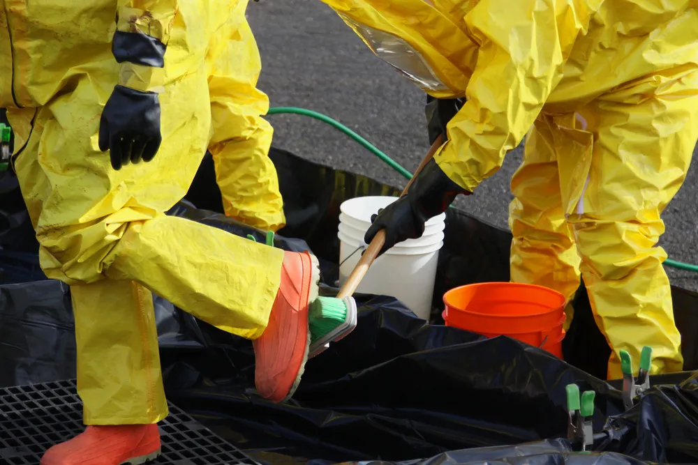500 ton niebezpiecznych substancji. Chemicy rozbrajają bombę ekologiczną pod Poznaniem