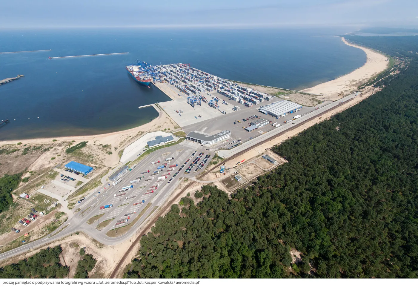 1937310-terminal-w-gdansku-maersk.jpg