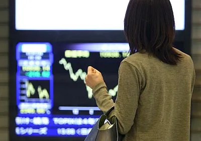 Azja na otwarciu ostro redukuje