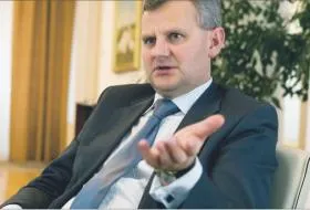 Aleksandrowi Gradowi, ministrowi skarbu państwa, zależy na zachowaniu miejsc pracy w stoczniach