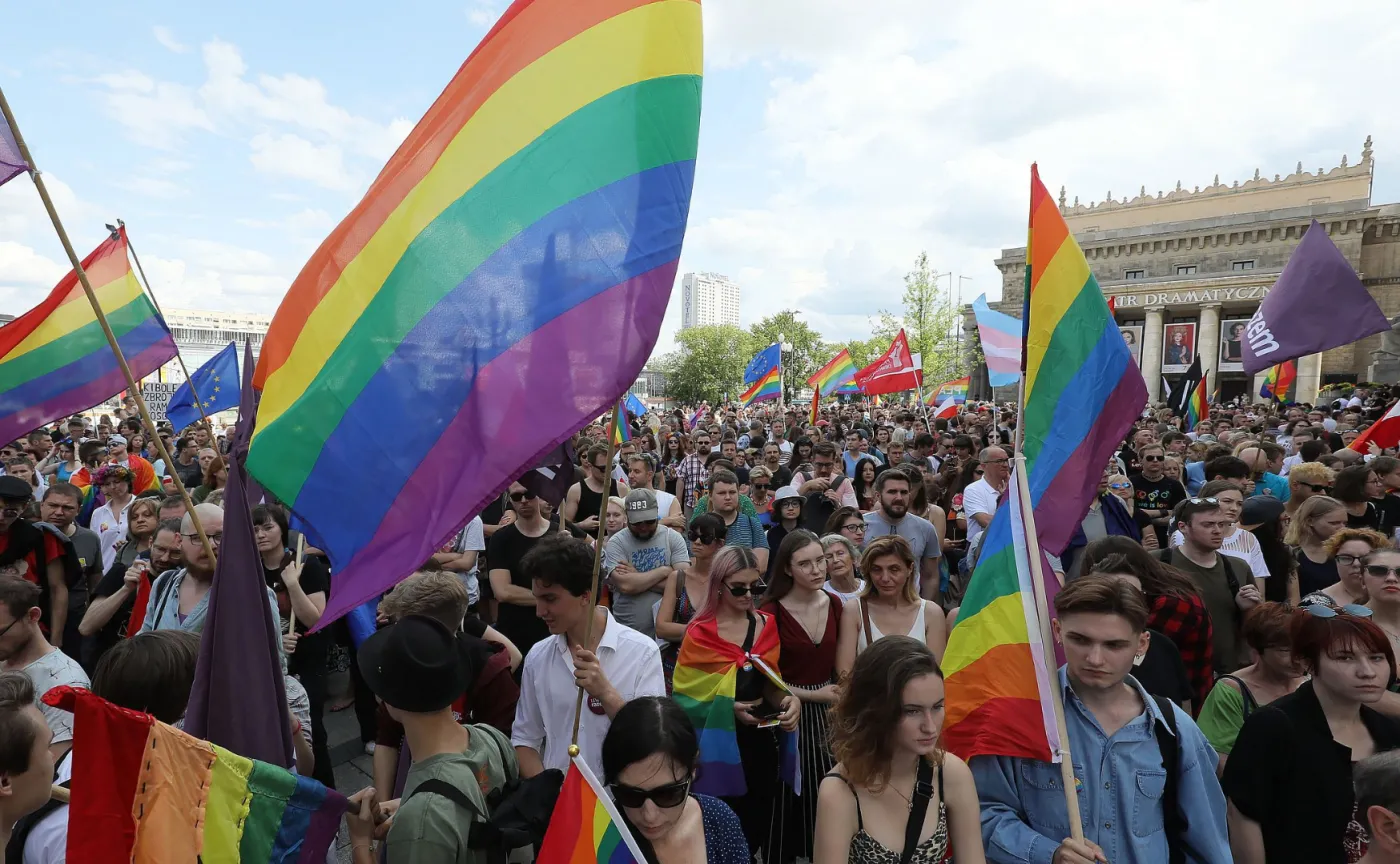 Setki osób na manifestacji „Warszawa przeciw przemocy. Solidarni z Białymstokiem”