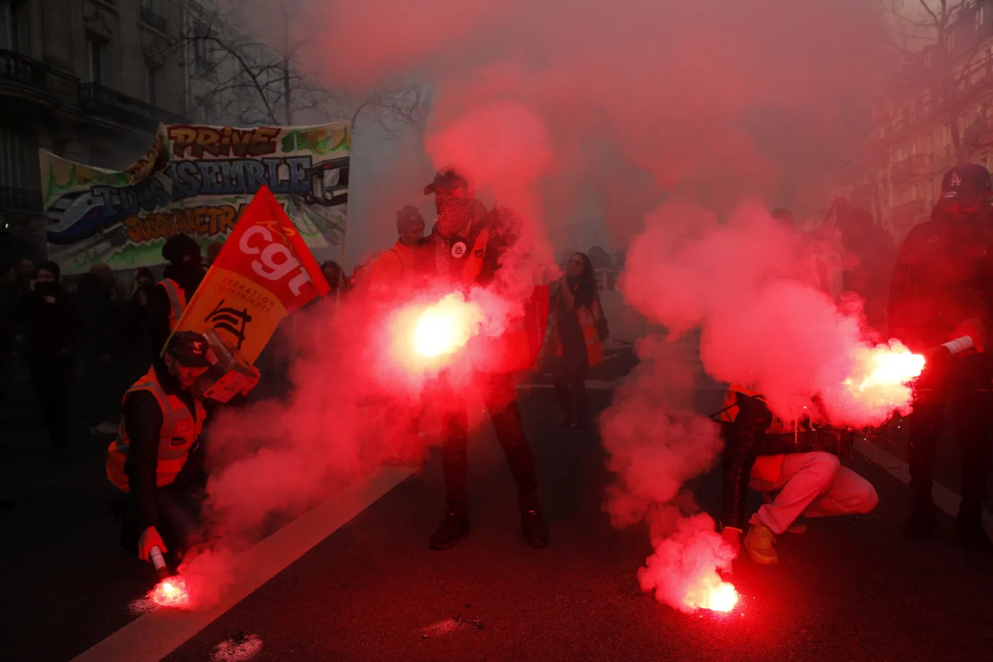 Zamieszki podczas manifestacji w Paryżu. Policja użyła gazu łzawiącego i granatów hukowych