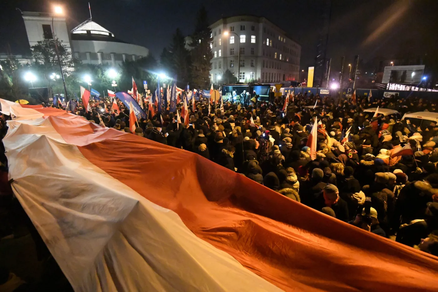 Trwa manifestacja opozycji. " zamienił Sejm w biuro PiS-u"