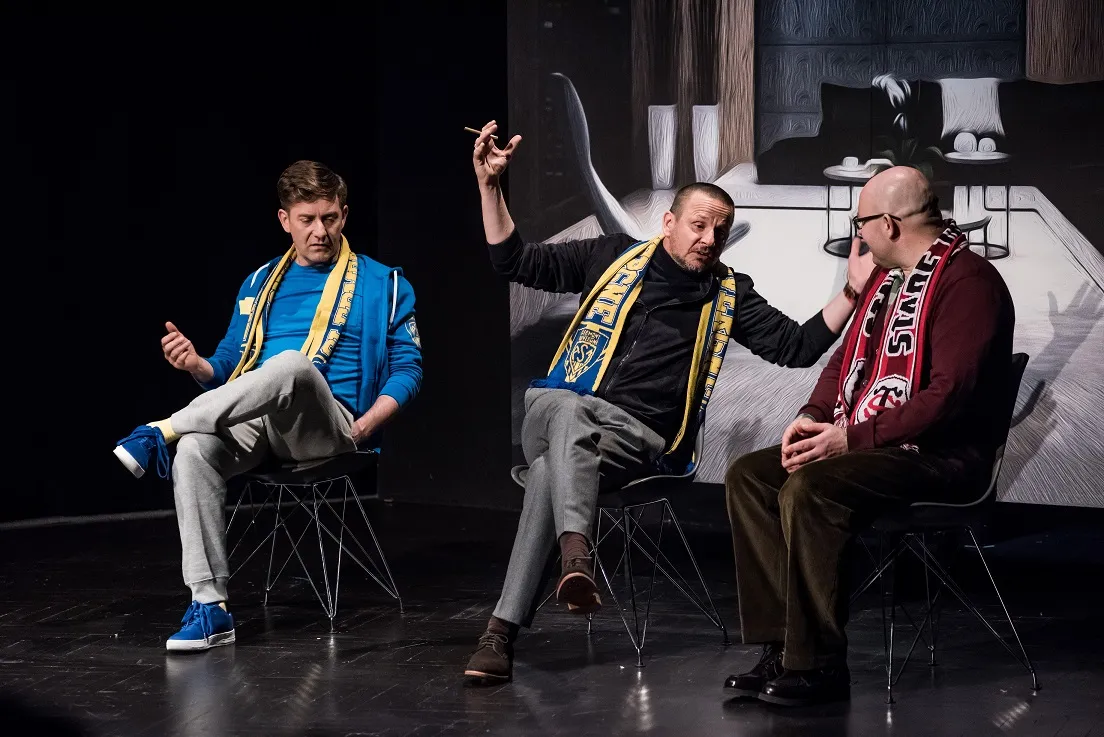3669380-ludzie-inteligentni-w-teatrze.jpg