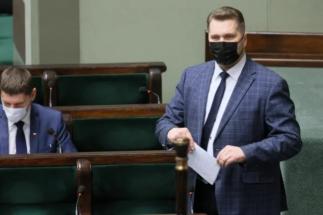 Burzliwa debata nad Lex Czarnek. "PiS chce wymusić na nauczycielach modelowanie ludzi uległych i biernych"