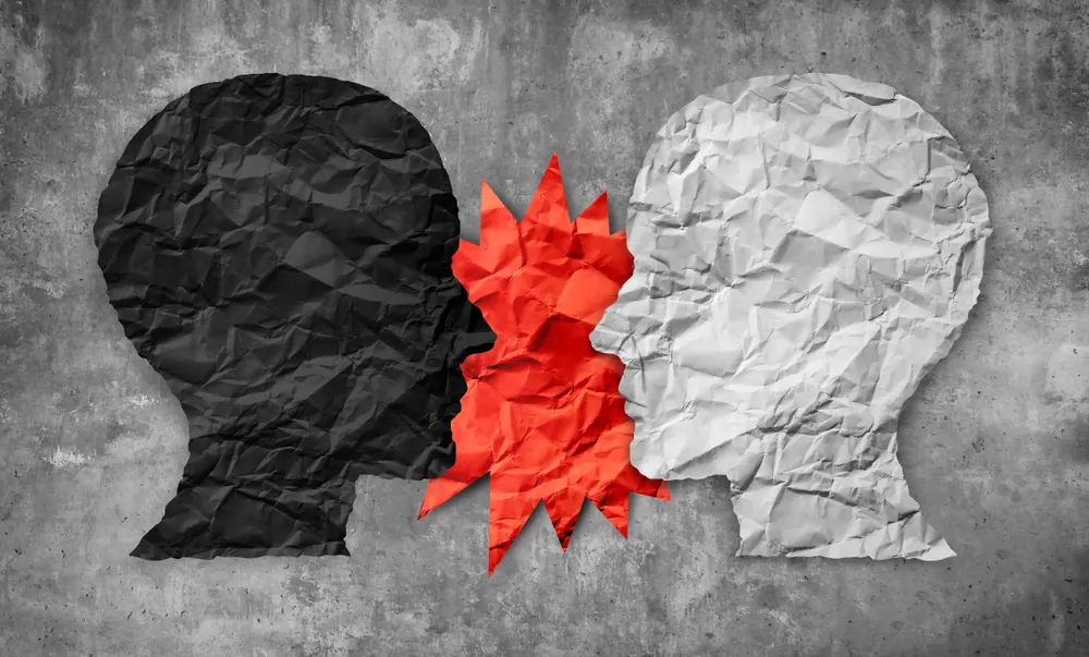 Wojna polityków w Polsce: Wieczny spektakl i ciąg zbiorowych psychoz [OPINIA ZAREMBY]