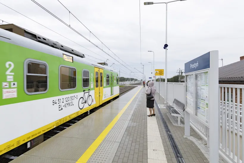 Autobusem i koleją przeciw inflacji [OPINIA]