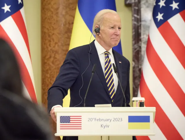 Joe Biden w Kijowie obiecuje kolejne miliardy dolarów wsparcia. "Cały świat jest z panem, panie prezydencie Zełenski"