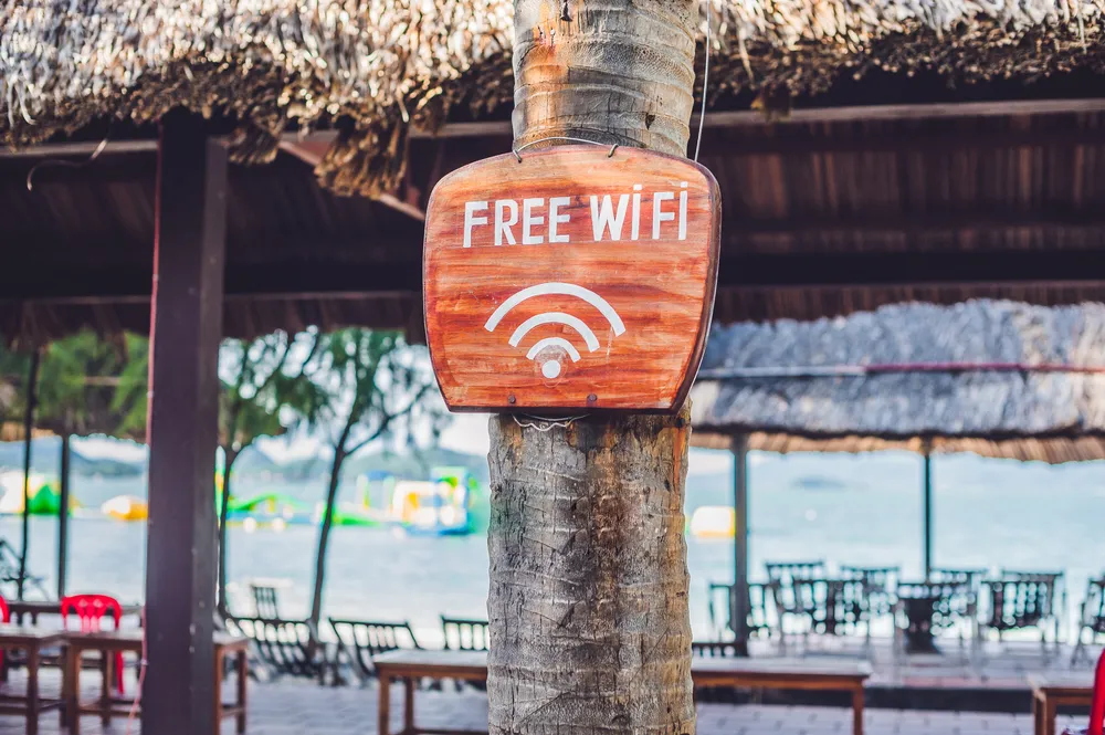 Egzotyczny wyjazd i publiczne sieci Wi-Fi? Można stracić pieniądze