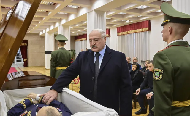 Parafianowicz: Łukaszenka przymierzył trumnę na pogrzebie Makieja [OPINIA]