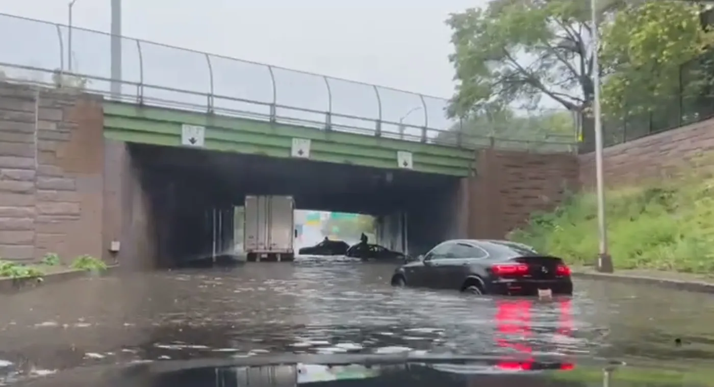 Nowy Jork walczy z ulewami. Wprowadzono stan wyjątkowy [WIDEO]