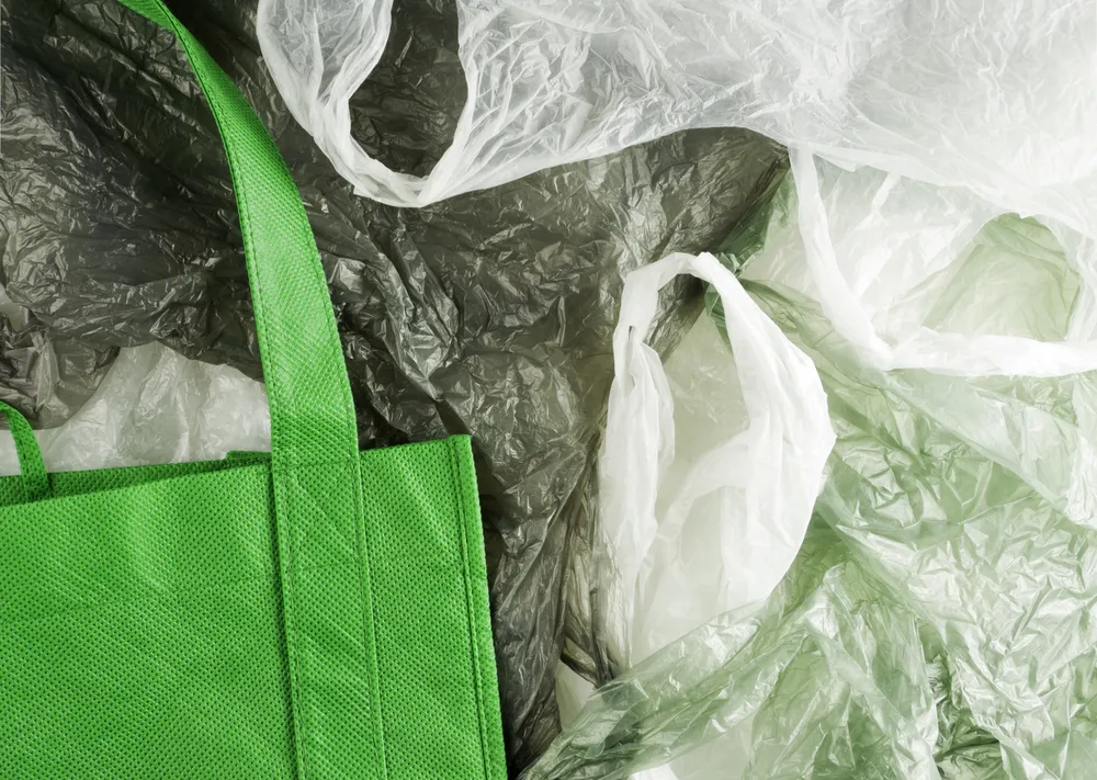 Wałbrzych zakazuje jednorazowego plastiku w obiektach gminnych. To pierwsza tego typu regulacja w Polsce