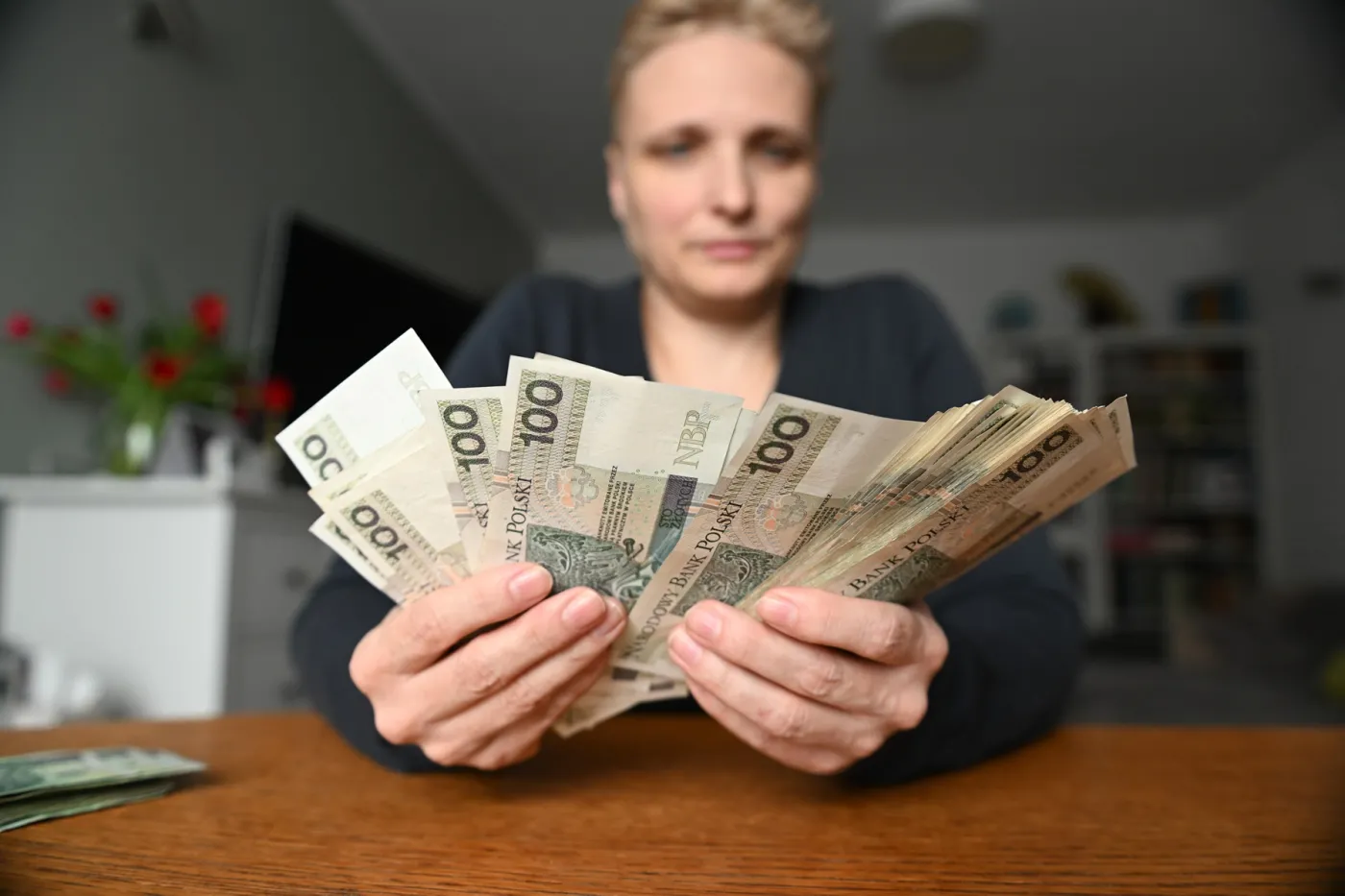 1 tys. zł dodatku do pensji od 1 lipca. Dla kogo dodatkowe pieniądze? [LISTA]